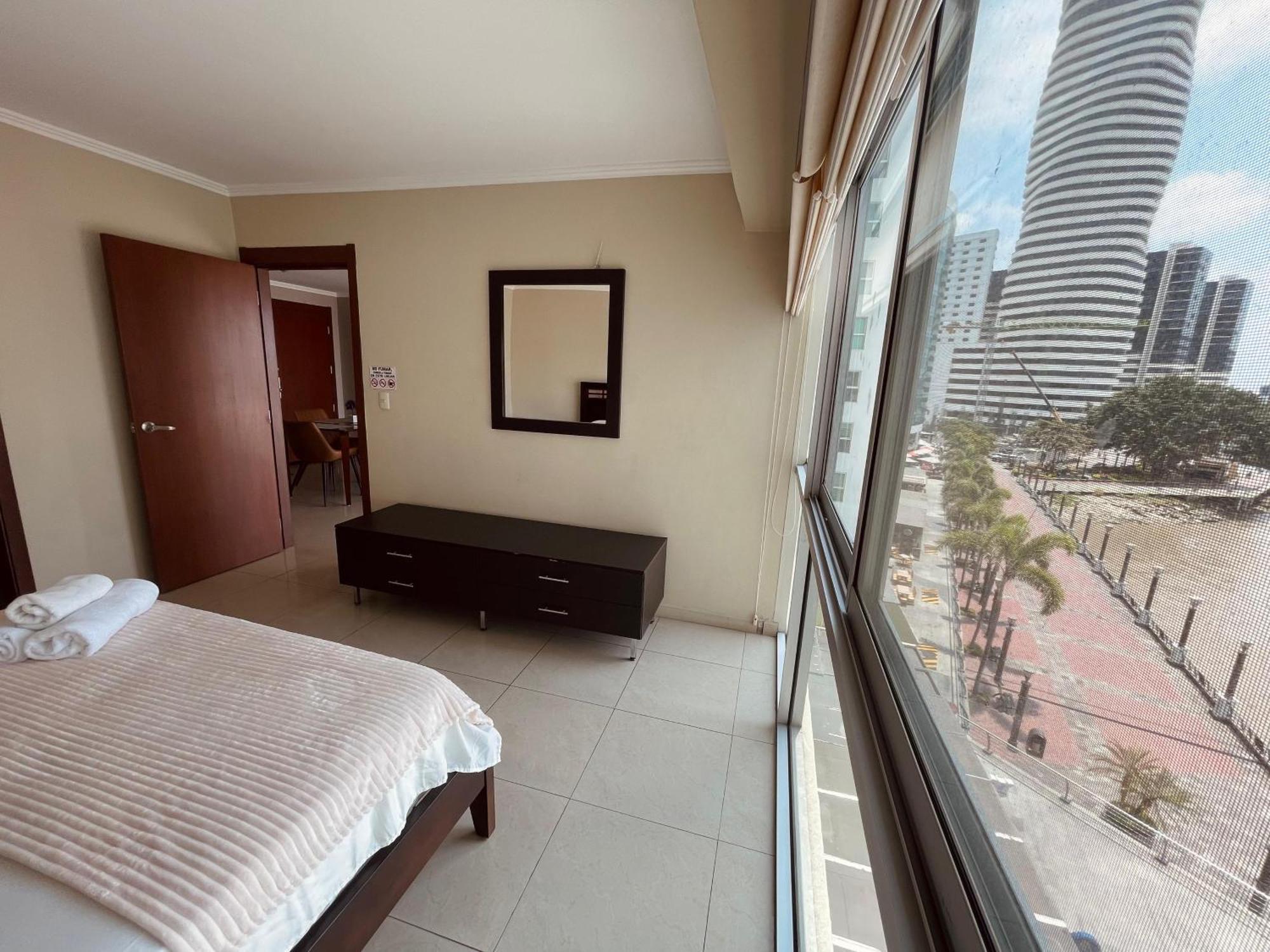 Suite Frente Al Rio En Puerto Santa Ana Riverfront Guayaquil Exterior photo